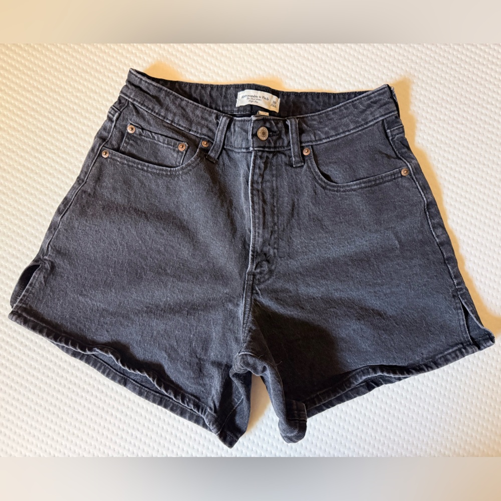 Abercrombie & Fitch The Dad Short High Rise in Charcoal